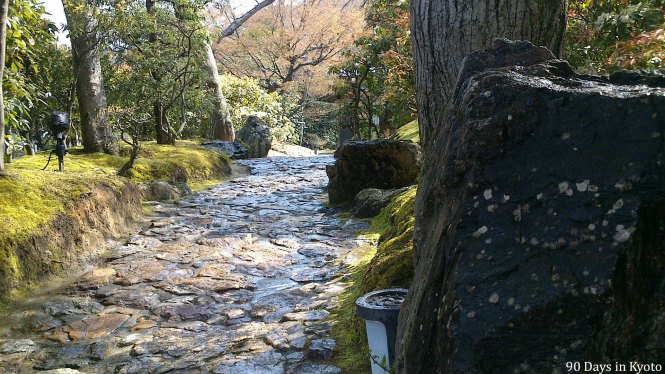 The path to Ihou-an (遺芳庵), one of the five tea houses on the grounds of the temple