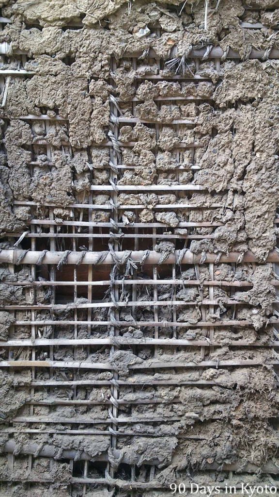 A dobei (土塀), a traditional mud wall in Japan