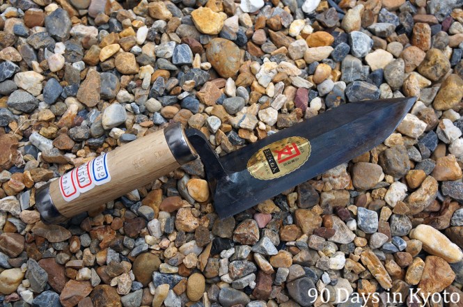 A jigote, an indispensable japanese gardening tool (地鏝) used for planting moss, uprooting moss, leveling the ground, forming a landscape, digging holes, scraping...