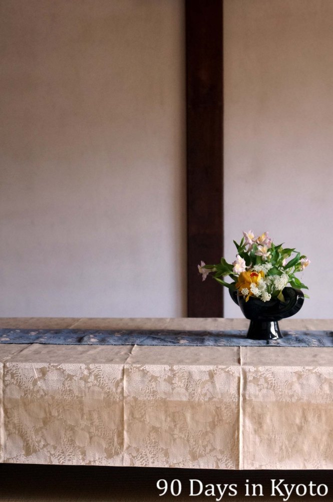 A simple flower arrangement in a reception room near the entrance of Toji-in temple (等持院) 