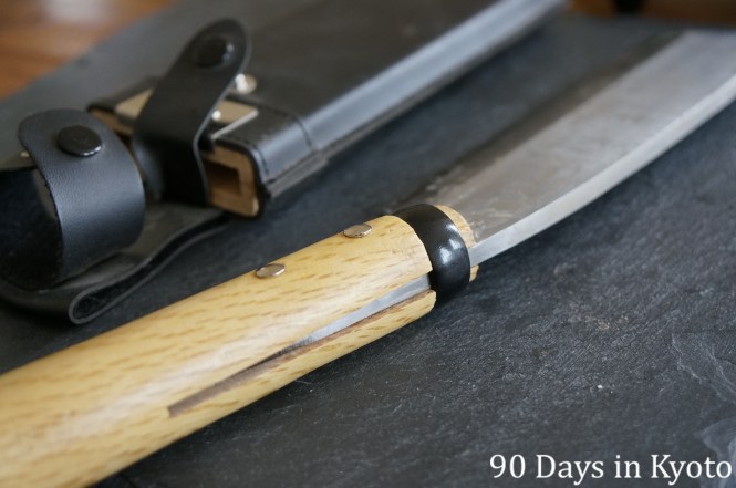 I love how the blade is fixed to the handle。The ridge of the blade is 6　mm or 1/4 of an inch wide.